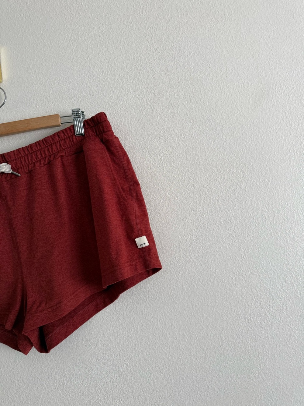 VUORI HALO PERFORMANCE SHORT - CURRANT HEATHER WOMENS SZ XL - Picture 2 of 3